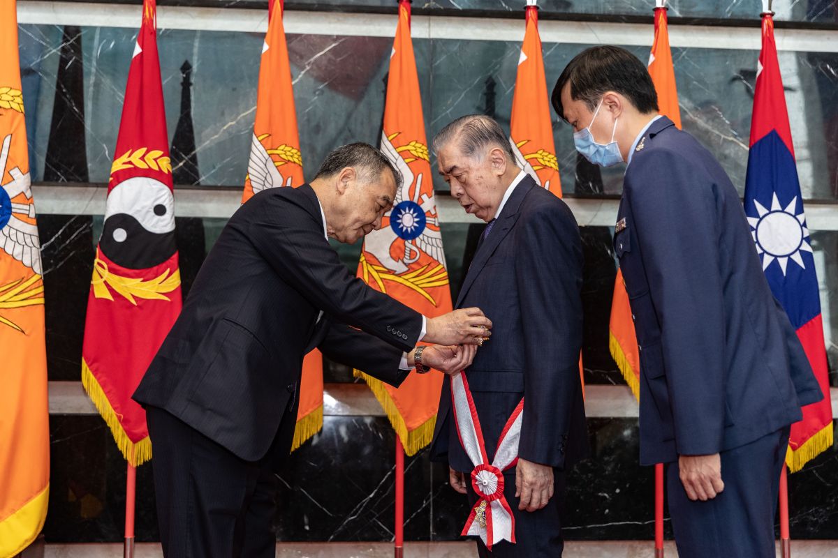 ▲國防部長邱國正頒贈軍友社理事長李棟樑二等雲麾勳章。(圖／軍聞社提供)