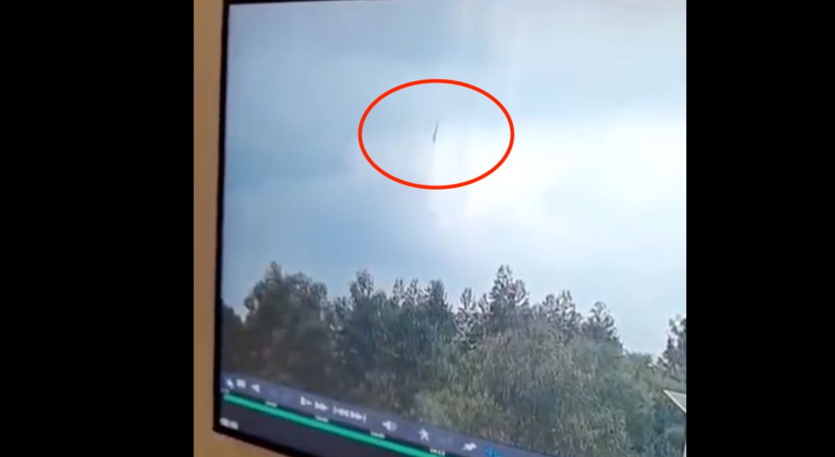 ▲中國東方航空一架波音737客機，今（21）日於廣西梧州藤縣發生墜機事故，有監視器拍下飛機墜毀時幾乎呈垂直落下的畫面。（圖／網友提供）