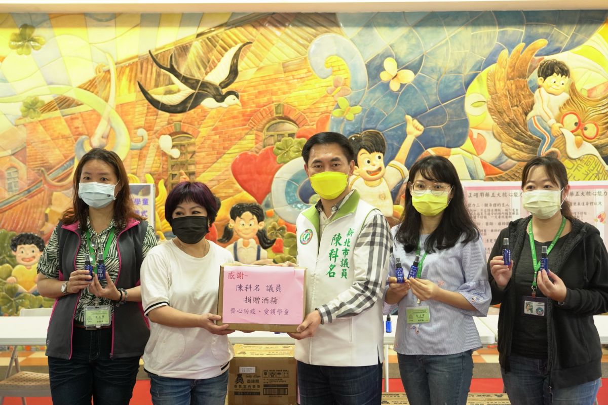▲新北市議員陳科名準備5萬份的隨身酒精瓶，分送新莊當地24所國中小。（圖／新北市議員陳科名提供）
