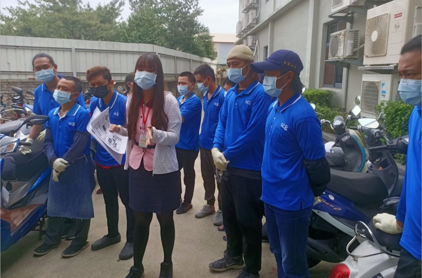 ▲豐原警分局17日前往轄內神岡區著名電子鎖製造大廠，向移工推廣交通安全觀念，並宣導反詐騙。（圖／豐原警分局）