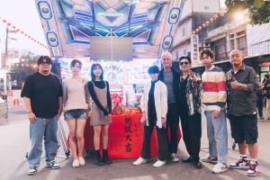 ▲《塑膠花》舉行開鏡祈願儀式,左起為監製謝國豪、陽靚、李沐、導演鄭雅之、吳慷仁、高捷、林鶴軒、監製周銓。(圖/抓馬文化提供) ▲《塑膠花》舉行開鏡祈願儀式,左起為監製謝國豪、陽靚、李沐、導演鄭雅之、吳慷仁、高捷、林鶴軒、監製周銓。(圖/抓馬文化提供)