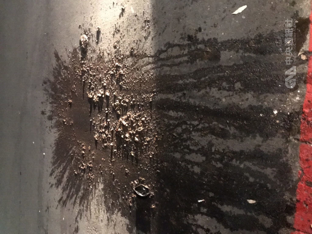 ▲台北市大安區一名吳姓女子和友人要搭乘計程車時突遭人從頭上潑灑培養土，警方獲報循線追查，發現涉案男嫌預謀犯案後便逃逸，20日晚間將他拘提到案送辦，李男供稱是將吳女誤認成前女友所致。（圖／翻攝照片 中央社記黃麗芸傳真 111年3月21日）