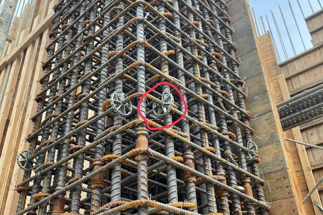 ▲這個在工地鋼筋間像「齒輪」般的東西引發網友好奇。（圖／翻攝自買房知識家（A你的Q）臉書）