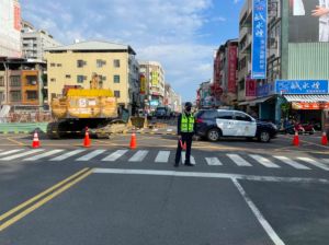 ▲高雄前金區路面坍塌，警方封閉車道進行交通管制。（圖／翻攝畫面）