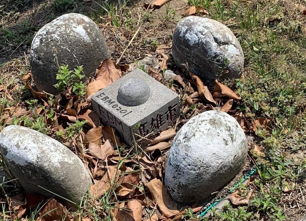 ▲有網友分享，自己意外發現安全島上有排列整齊的石陣，網友看完紛紛猜測其用途。（圖／翻攝自爆廢公社）