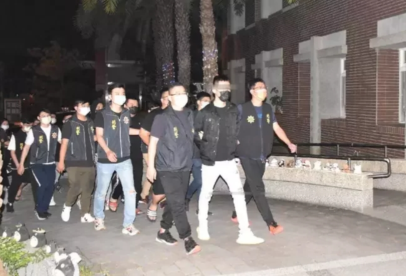 ▲台中市一名賴姓男子疑因性侵一名張姓女子，導致張女墜樓輕生，卻遭其親友毆打、動私刑，昨天（22日）警方將涉案9人逮捕。（圖／翻攝畫面）