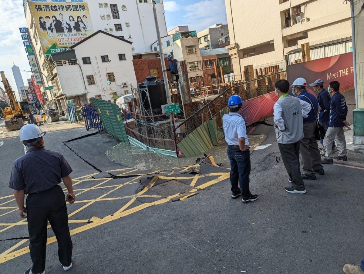 ▲高雄市前金區自強路和七賢路附近的建案，進行地下室開挖作業時發生塌陷，凹陷面積範圍達6、7平方公尺。(圖／高市府提供)