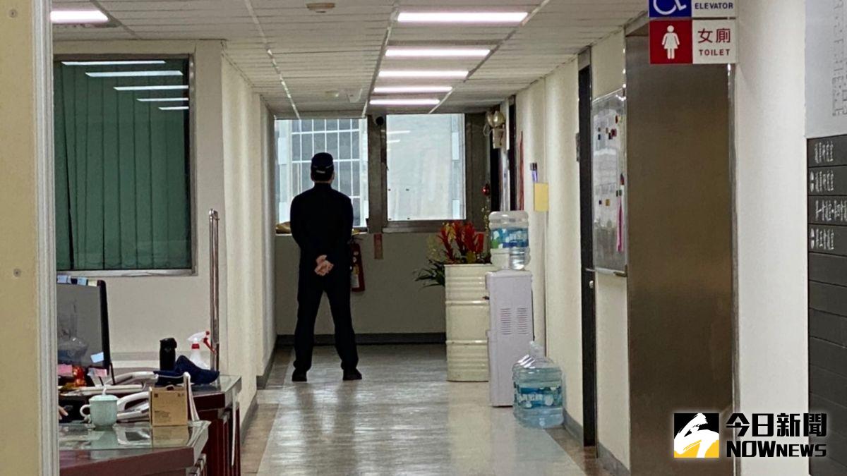 ▲台北市議會開議前一天，無黨籍台北市議員林穎孟的辦公室22日上午無預警遭到檢調搜索，一名駐衛警也在調查局搜索期間，於研究室外面等候。（圖／記者丁上程攝，2022.03.22）