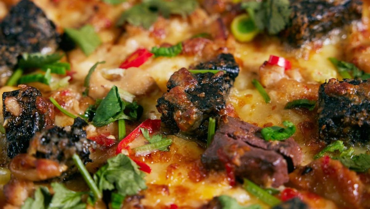 ▲必勝客宣布，打造全新史詩級暗黑口味「香菜豬血糕五更腸旺比薩」，單點大比薩特價399元。（圖／取自炎亞綸粉專)