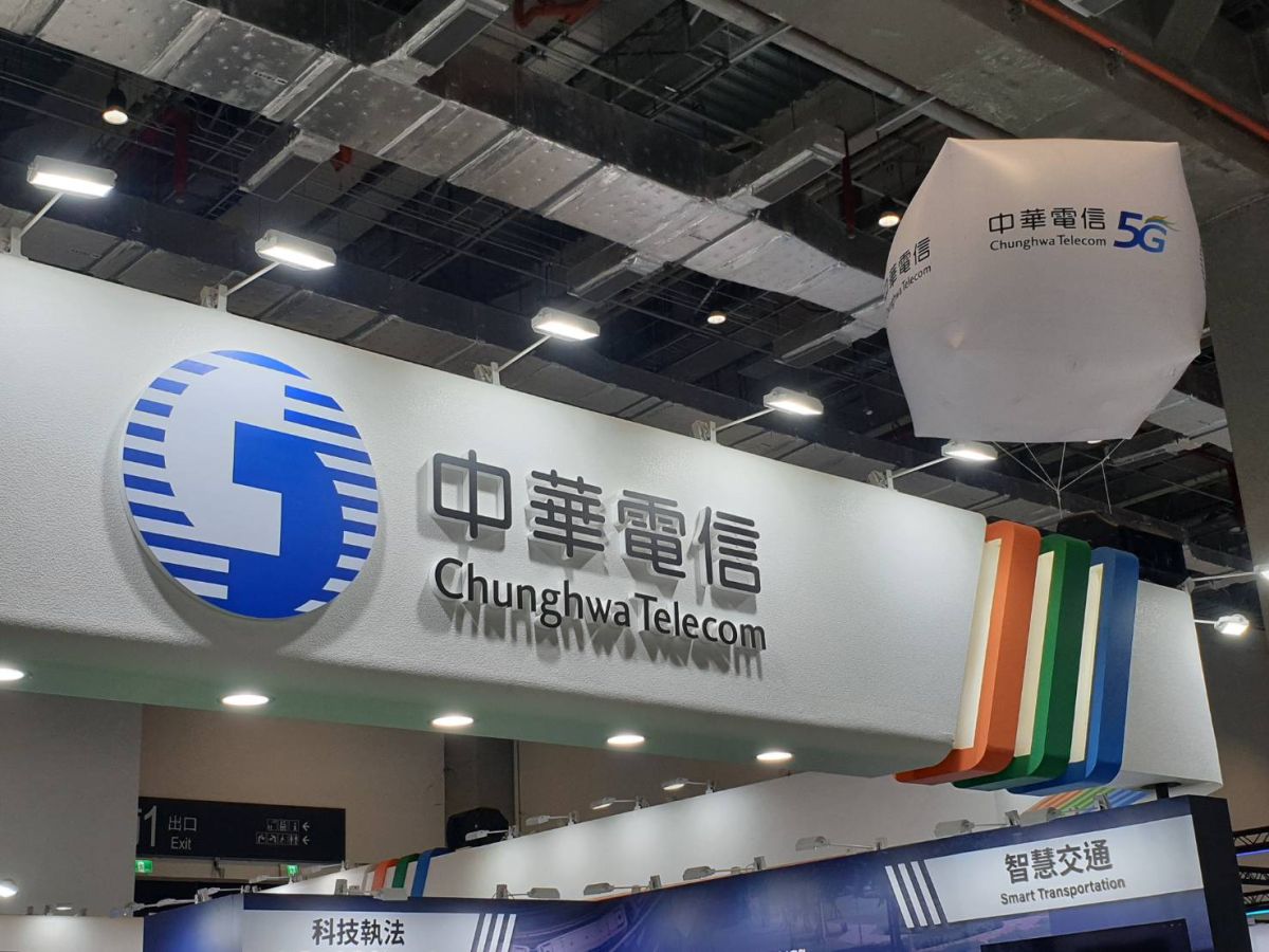 ▲網友分享收到中華電信簡訊通知，部份老客戶可續約「499吃到飽」專案。（圖／記者許家禎攝）