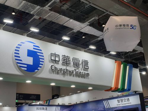 ▲網友分享收到中華電信簡訊通知，部份老客戶可續約「499吃到飽」專案。（圖／記者許家禎攝）