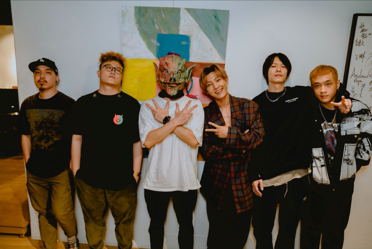 ▲炎亞綸（右三）與血肉果汁機金毛（右二）是小學同學。（出日音樂提供）