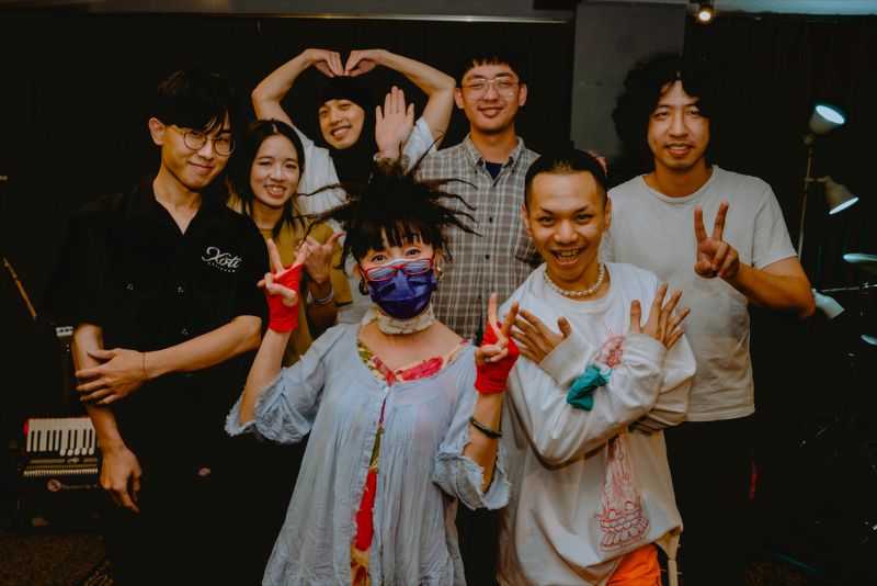 ▲蔡閨（中）與毀容姐妹會開心見面練團。（圖／出日音樂提供）