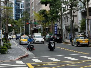 ▲今天白天各地雨停轉多雲的天氣，但氣象局提醒，入夜後到週四受到東北季風及華南雲雨區影響，全台各地都有短暫雨，天氣也會明顯轉濕冷型態。（圖／張勵德攝）