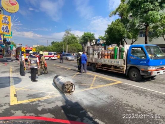 ▲高雄貨車載運氣瓶，21日因不明原因噴飛「將近4層樓高」。（圖／翻攝畫面）