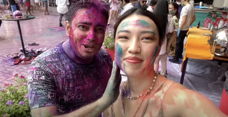 ▲Jenny參加印度傳統節慶侯麗節（Holi）節派對，跟觀眾朋友們介紹這個印度最盛大的節慶。 （圖／翻攝自影片）