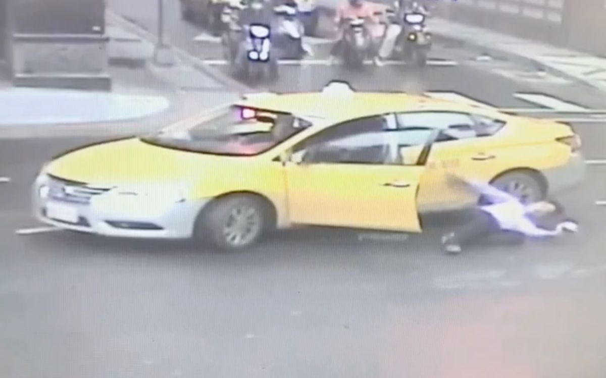 ▲新北市中和區今（22）日清晨6點多，一位錢姓男子酒後竟當街毆打不願載客的計程車司機，司機被拖出車外倒地不起。（圖／翻攝畫面）