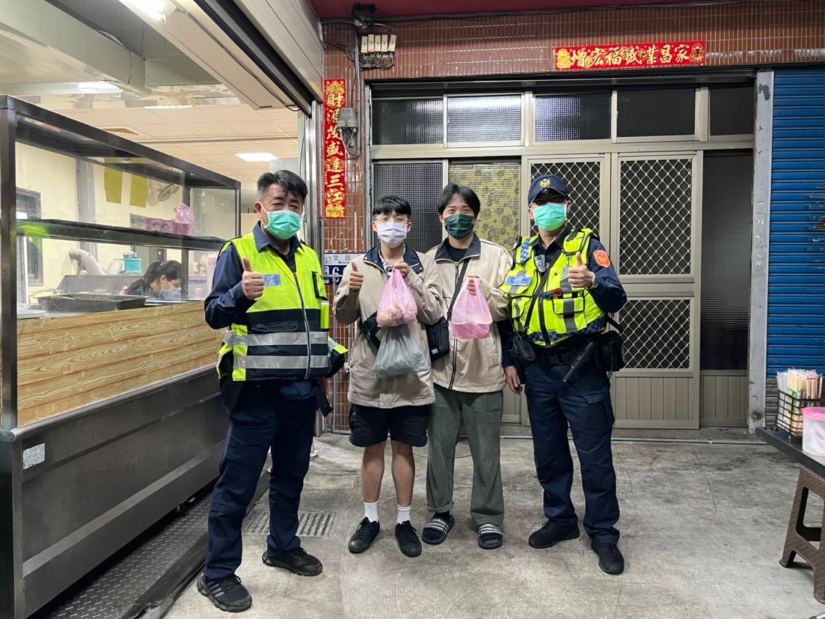 ▲2名大學生挑戰24小時機車環島，騎行梧棲區港埠路突然後輪爆胎，深夜在路旁不知所措時，梧棲員警巡邏看到，載他們到豆漿店止飢(圖／警方提供2022.3. 22)