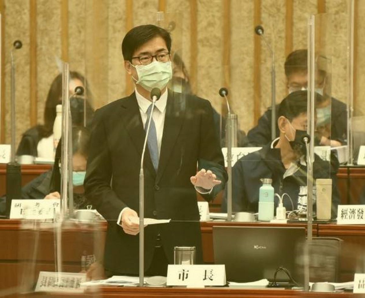 ▲303停電當天，有民眾因停電呼吸器無法運作提供氧氣失去生命一案。市長陳其邁今天在議會詢答時表示，將協助家屬向台電公司商討賠償事宜，相關訴訟律師費用由市府負擔。(圖／高市府提供)