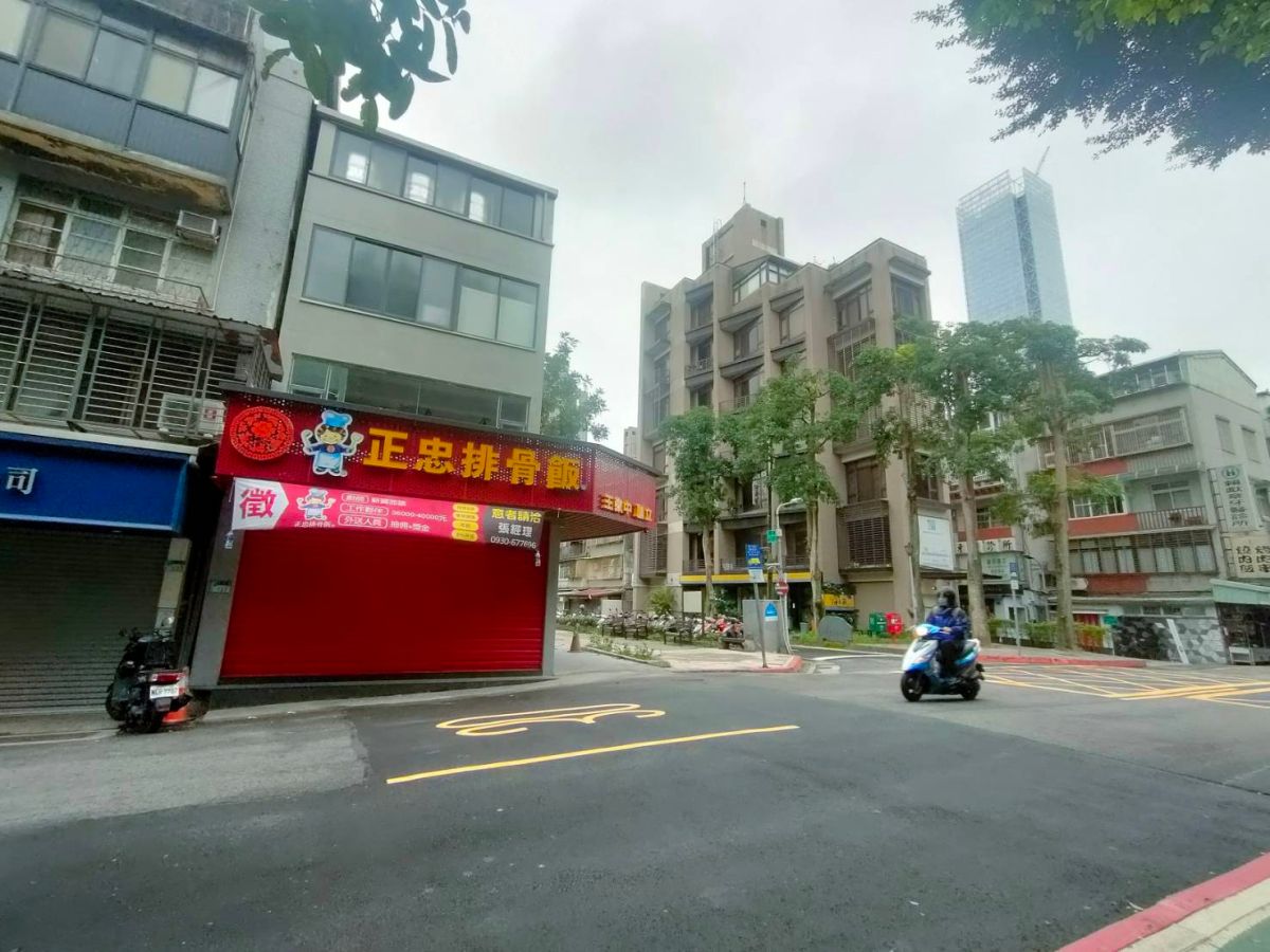 ▲市府商圈店面連5開，不是餐飲就是藥局。（圖／NOWnews資料照片）