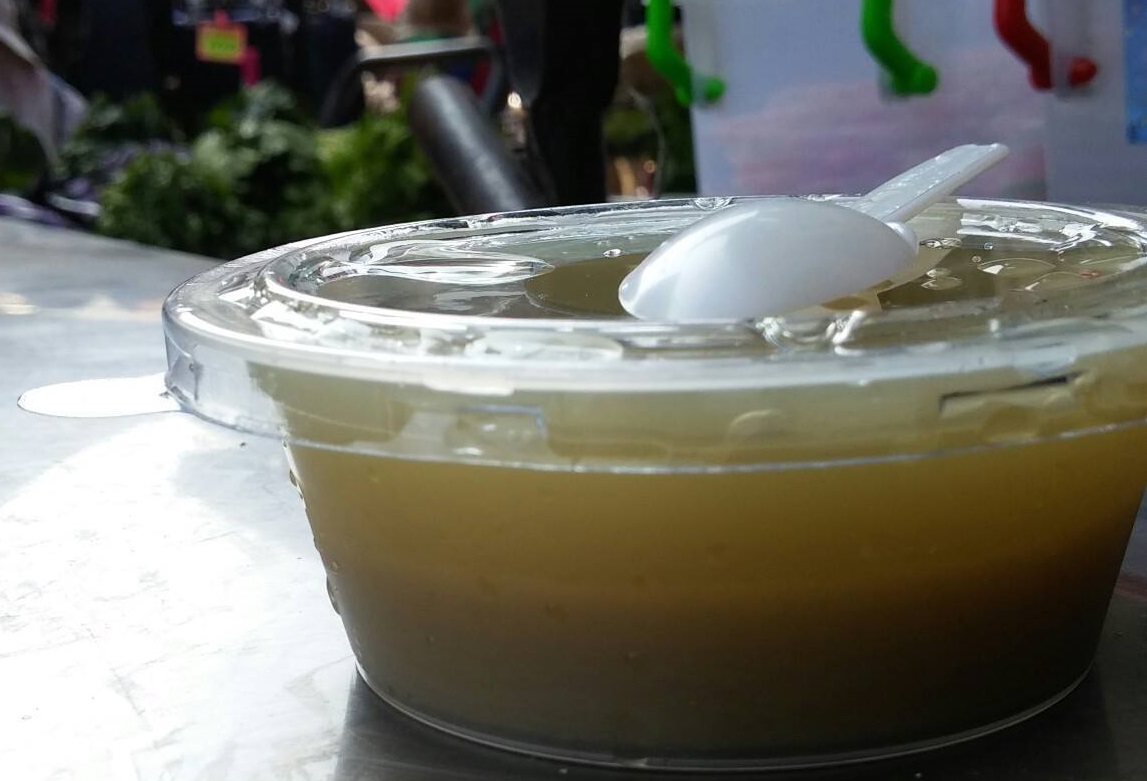 ▲近期就有網友想找一款古早味「墨綠色」甜食，好奇現在要到哪才能再度買到？（圖／翻攝北港王家綠豆露臉書）