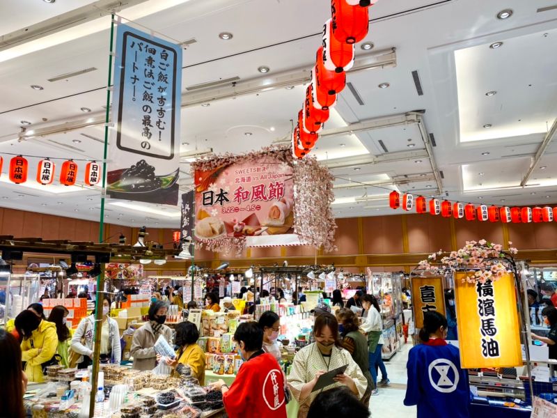 ▲遠東SOGO百貨忠孝館歡慶35週年，把紅白燈籠搭配櫻花造景的日式祭典搬到「和風節」現場，包括12間職人手作的實演美食、13間初登場的甜點伴手禮等，匯聚北海道及全日本77家品牌，超盛大。源自長崎400年老字號「福砂屋」，為台灣特別推出限定首賣款「巧克力蛋糕0.6號」，連日本境內都買不到！（圖／記者蕭涵云攝）