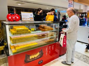 ▲源自長崎的400年老字號「福砂屋」，為台灣推出連日本境內都買不到的「巧克力蛋糕0.6號」限定首賣款。（圖／記者蕭涵云攝）