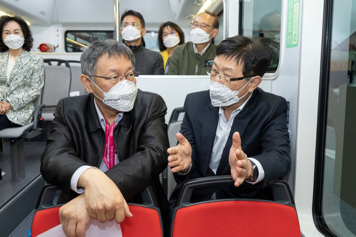 ▲台北市市長柯文哲（圖左）與鴻海董事長劉揚偉（圖右）共同參與智慧城市展「智慧台北，卓越領航」啟航儀式。（圖／鴻海提供）