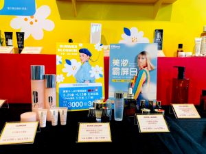 買3千送3百!新光三越「療癒消費增」 化妝品下殺4折起 ▲會員獨享化妝品單筆滿3,000元送300元,再享SKM points雙重回饋。(圖/記者蕭涵云攝)