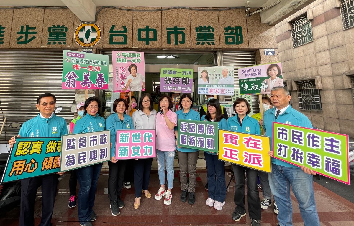 ▲立委管碧玲、何欣純（中）陪穿著「小英」外套的泛英系候選人亮相。（圖／台中市議員邱素貞提供，2022.03.22）