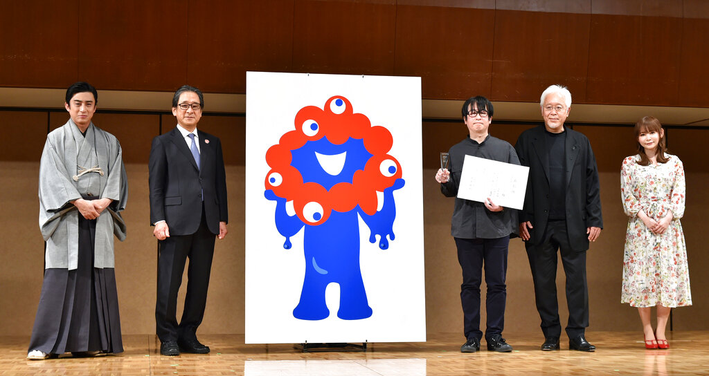 ▲2025年世界博覽會22日公布吉祥物，造形奇特引發網友熱烈討論。（圖／美聯社／達志影像）