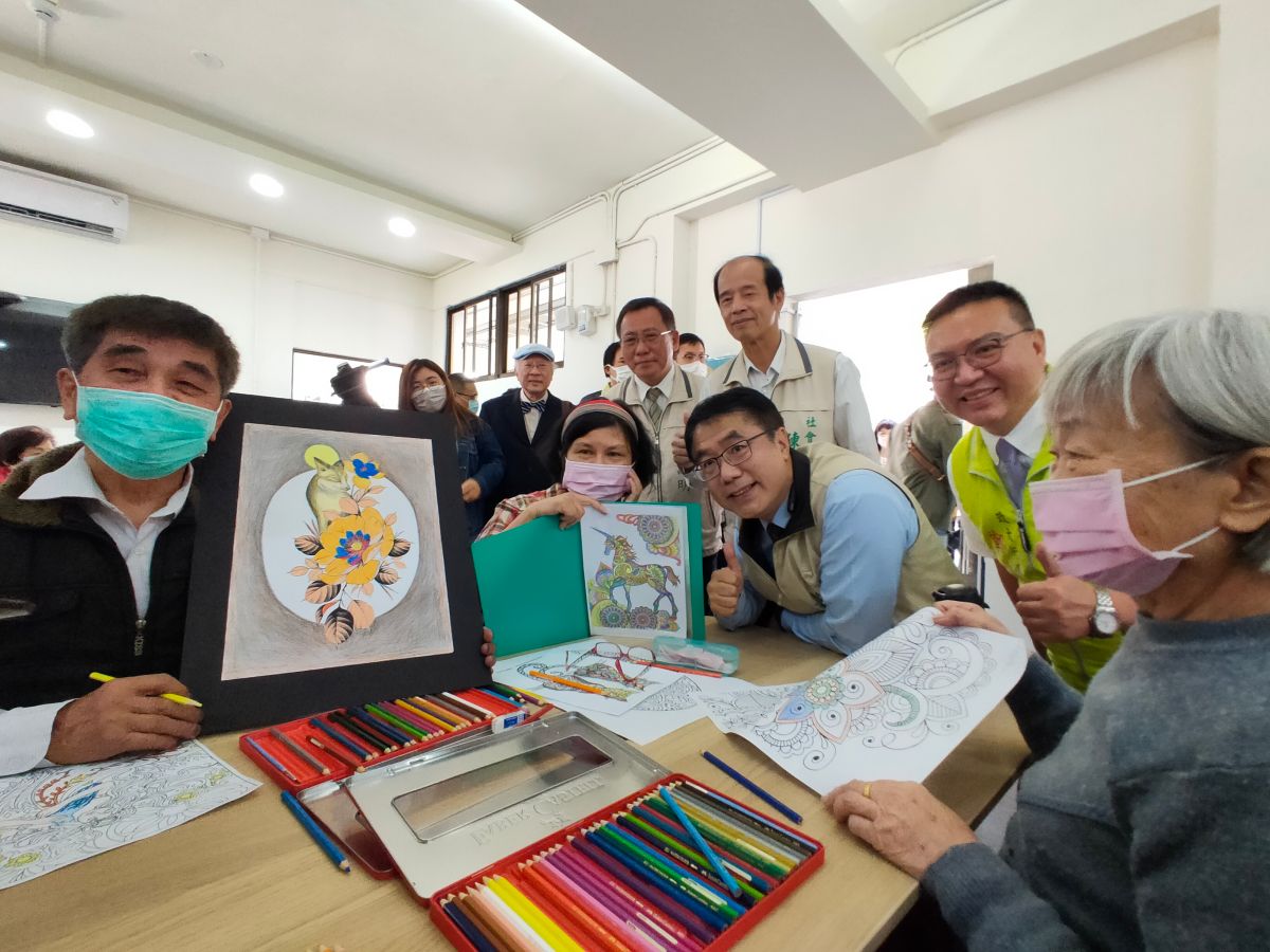 ▲台南市長黃偉哲探視銀髮悠活園區長輩（圖／台南市社會局提供）