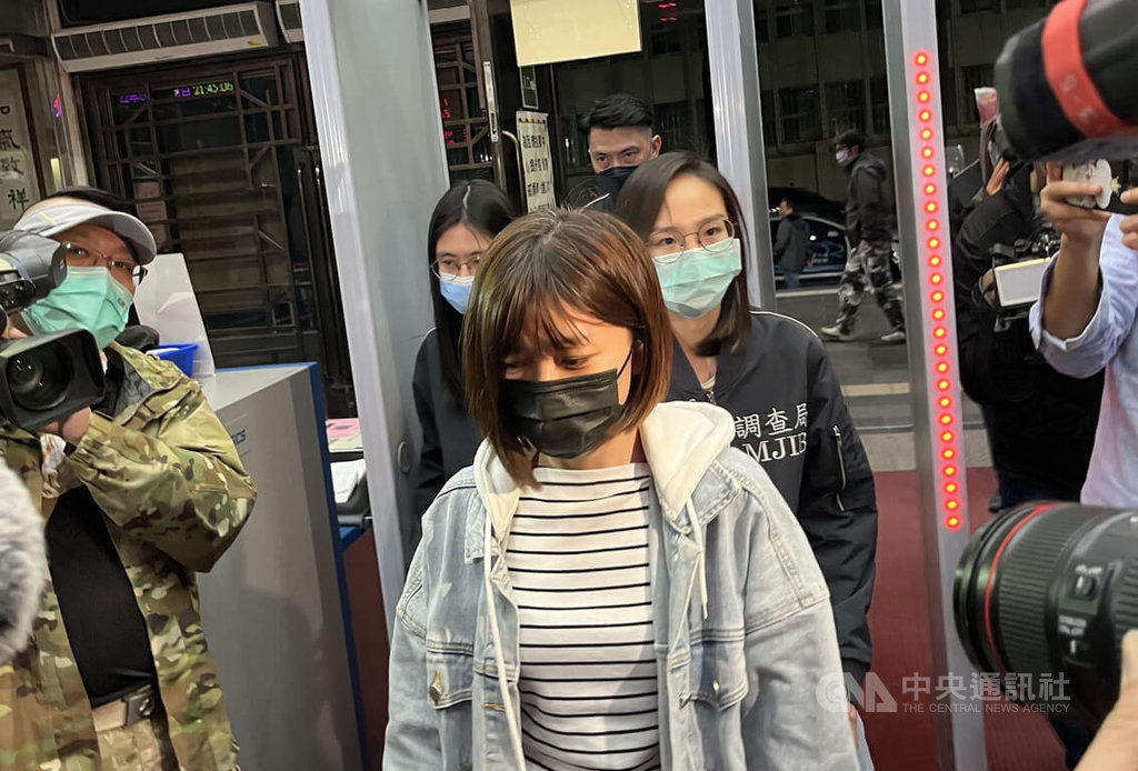 ▲無黨籍台北市議員林穎孟（中）被控詐領助理費，台北地檢署22日指揮調查局兵分6路搜索，並約談林穎孟等3人，晚間被移送北檢複訊。（圖／中央社記者林長順攝 110年3月22日）