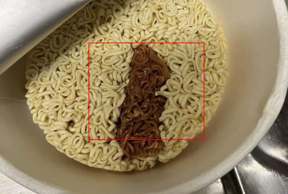 ▲網友分享自己要想用泡麵時，打開卻驚見詭異的咖啡色麵體，讓他好奇這到底能不能吃。（圖/爆料公社）