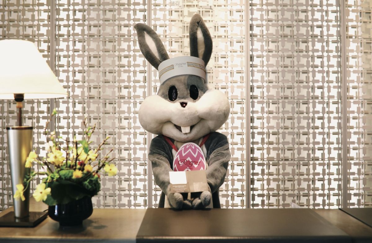 ▲台北晶華酒店看準4月連假商機，自4/1～4/17連續三個週末推出節慶限定版「晶華親子郵輪・尋蛋獵遊航程」住房優惠，專案只要兩人成行，就加碼贈送2位「12歲以下兒童」免費入住。最受歡迎的晶華邦妮兔不定時出沒在酒店各處，和大小朋友玩翻Where's Bunny躲迷藏遊戲。（圖／台北晶華酒店提供）