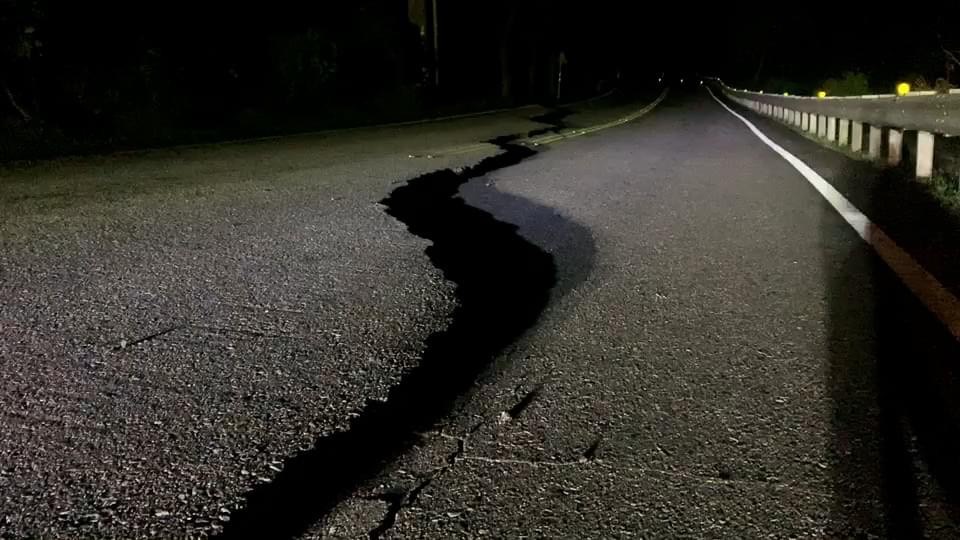 ▲花蓮深夜6.6強震，台東道路龜裂、出現落石。（圖／翻攝自記者爆料網）