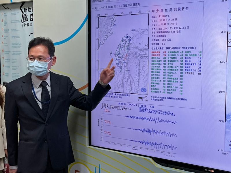 ▲地震測報中心主任陳國昌說明0323花東強震。（圖/記者張勵德攝）