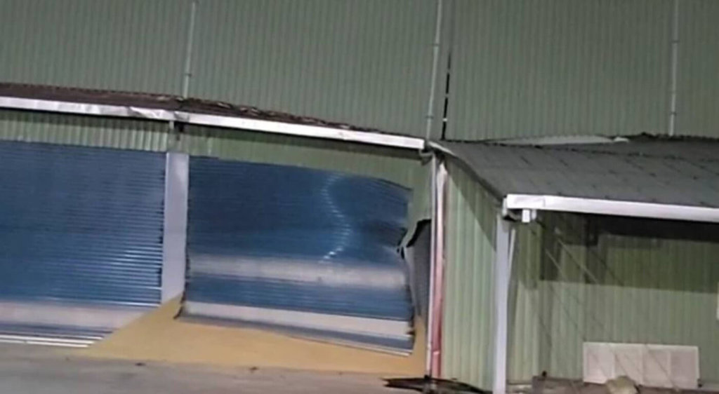 ▲花蓮近海23日凌晨發生地震，最大震度台東6弱、花蓮5強，玉里鎮一家碾米廠房被震歪，所幸無人受傷。（民眾提供）中央社記者李先鳳傳真 111年3月23日