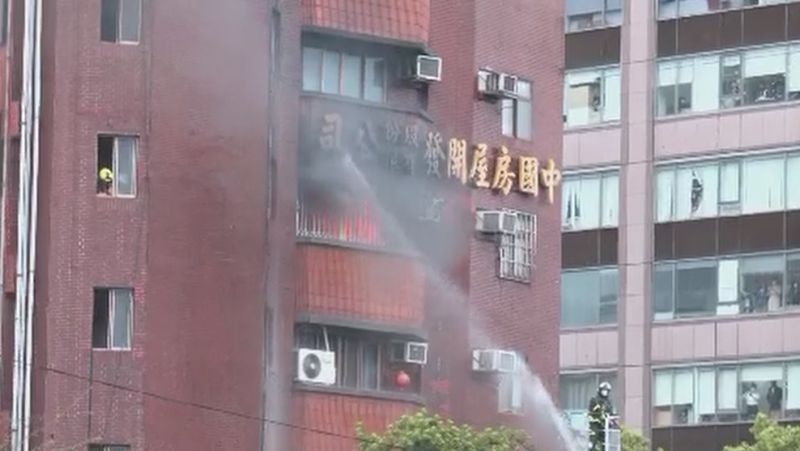 ▲ 北市中山北路火警　警消搶救5樓受困民眾（圖／翻攝畫面）