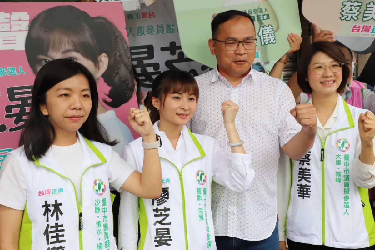 ▲王義川前天陪同台灣正青三女力參選人，到民進黨台中市黨部辦理登記。（資料畫面／林佳儀提供，2022.03.23）