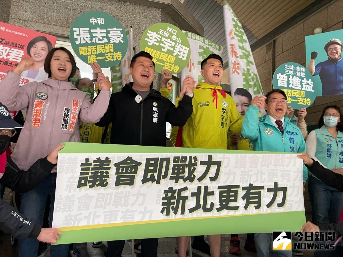 ▲湧言會的大師兄張志豪，今日陪同新人黃淑君、李宇翔及曾進益，前往民進黨新北市黨部登記參選，並齊喊新北即戰力、議會更有力的口號。（圖／記者陳志仁攝，2022.03.23）