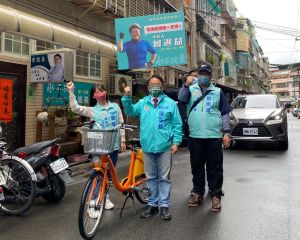 ▲「土樹三鶯小巨人」曾進益今日從土城的服務處，騎了38分鐘的腳踏車，前往民進黨新北市黨部登記。（圖／曾進益提供）