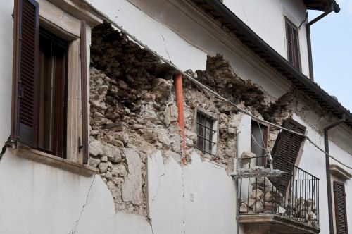 尼泊爾傳淺層強震！至少69人死亡　印度也有感
