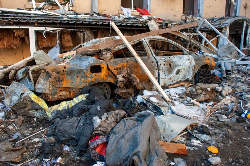 ▲俄羅斯對烏克蘭發動入侵行動造成嚴重戰損,其中基礎建設破壞損失最為慘烈。圖為烏克蘭第二大城哈爾科夫的汽車遭到炮擊摧毀。(圖/美聯社/達志影像)