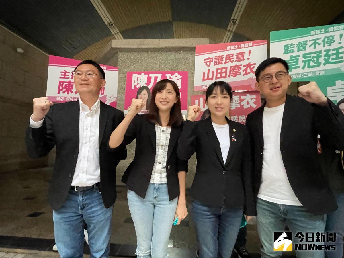 ▲新北市議員李坤城與「台灣正青」的陳乃瑜、山田摩衣、卓冠廷（由左至右），齊呼「新板土，拚監督」、「新板土，拚幸福」的口號，盼以專業為新北市議會帶來最強的監督力量。（圖／記者陳志仁攝，2022.03.23）