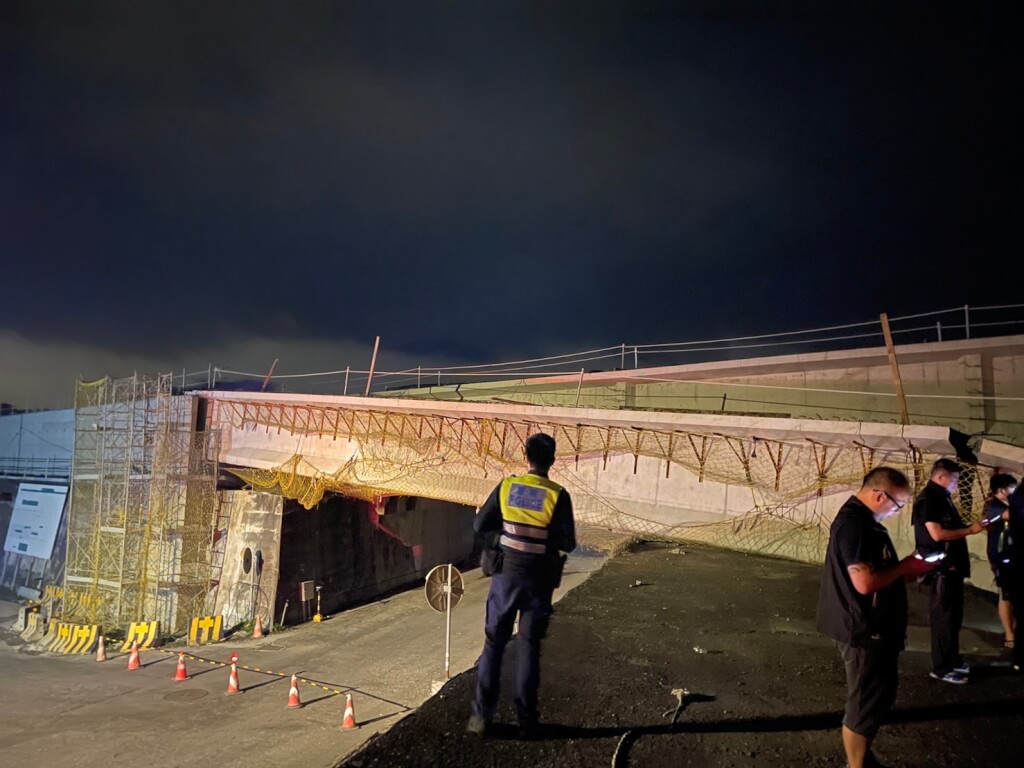 ▲花蓮縣近海23日凌晨發生規模6.6地震，花蓮玉里鎮玉興橋新建橋面震垮。（圖/玉里警分局提供）