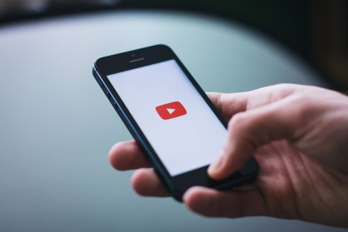 YouTube、YouTuber、手機(示意圖/取自pixabay) ▲原PO好奇YouTube premium「到底值不值得」,貼文一出,全場答案「超意外」。(示意圖/取自pixabay)