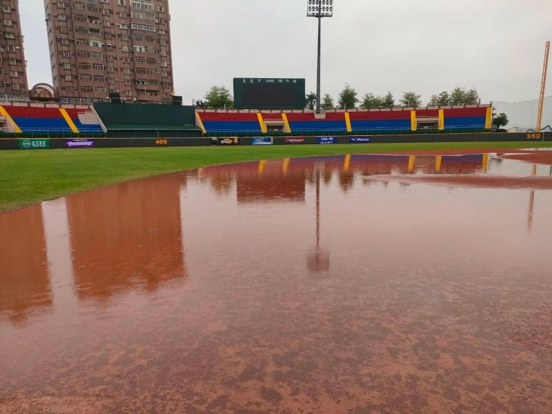 ▲嘉義市立棒球場雨後積水嚴重。（圖／中華職棒大聯盟提供）