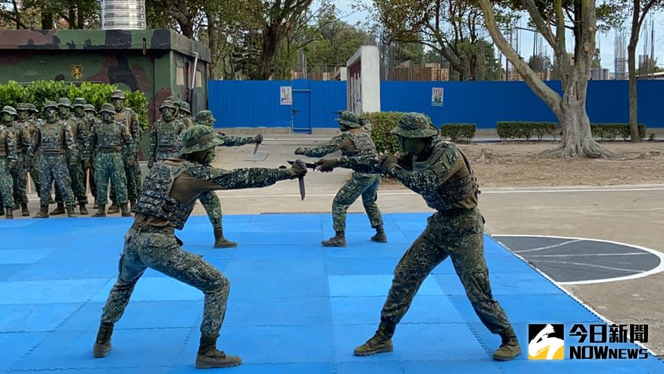▲金門海龍蛙兵格鬥戰技操演。(圖／記者呂炯昌攝)