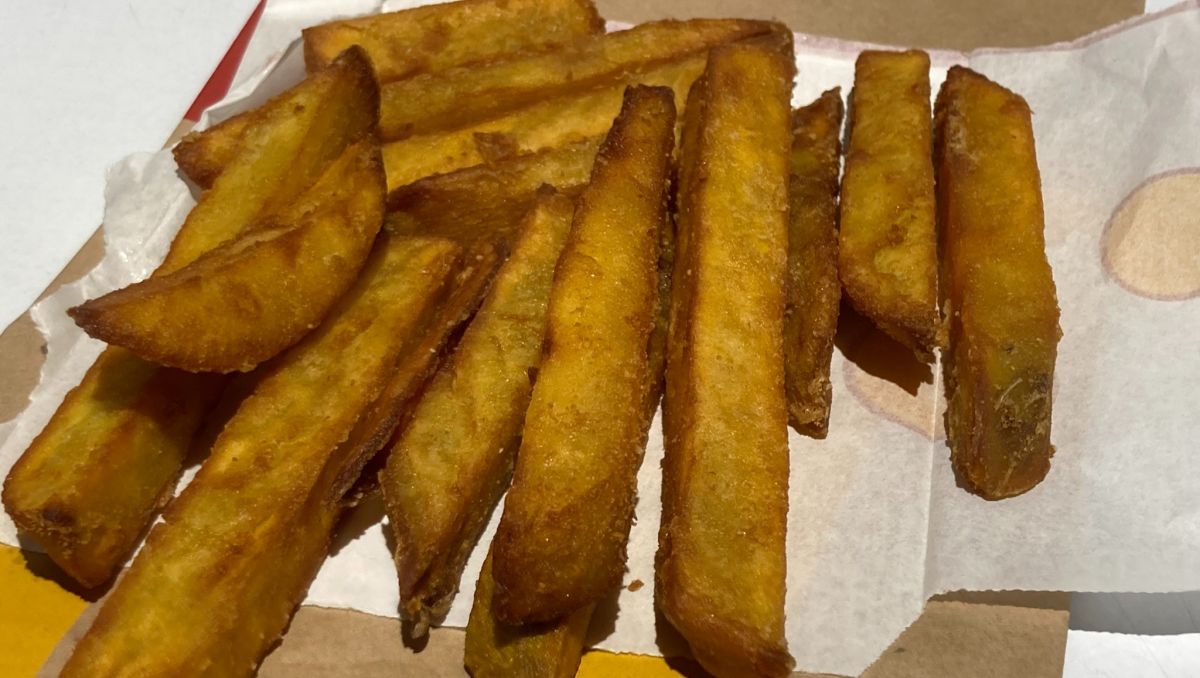 ▲麥當勞今（23）日首度開賣黃金地瓜條，單點特價58元，立刻吸引網友朝聖，頂呱呱也祭出地瓜薯條買1送1搶客。（圖／取自批踢踢）